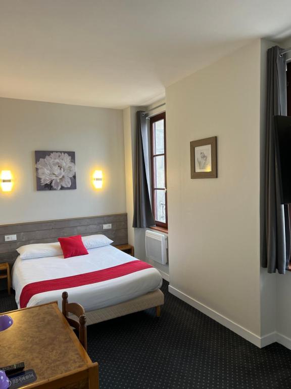 une chambre d'hôtel avec un lit et une table dans l'établissement Hotel TGV, à Quimper