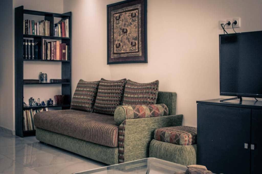 un soggiorno con divano e TV di Élégance et confort à Cheraga a Alger