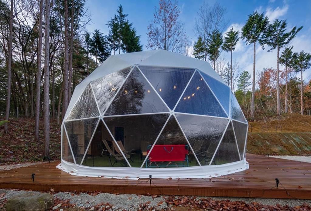 namiot igloo na drewnianym tarasie w lesie w obiekcie KURA Nagomi Hida Takayama - Camp - Vacation STAY 62749v w mieście Takayama