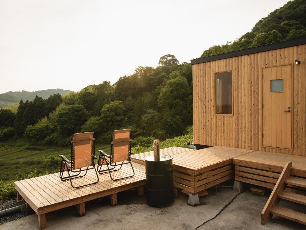 two chairs sitting on a deck next to a cabin at HOLE37 - Vacation STAY 42189v in Hōjō