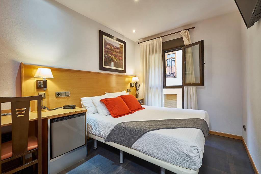 Postel nebo postele na pokoji v ubytování Hotel Real de Illescas