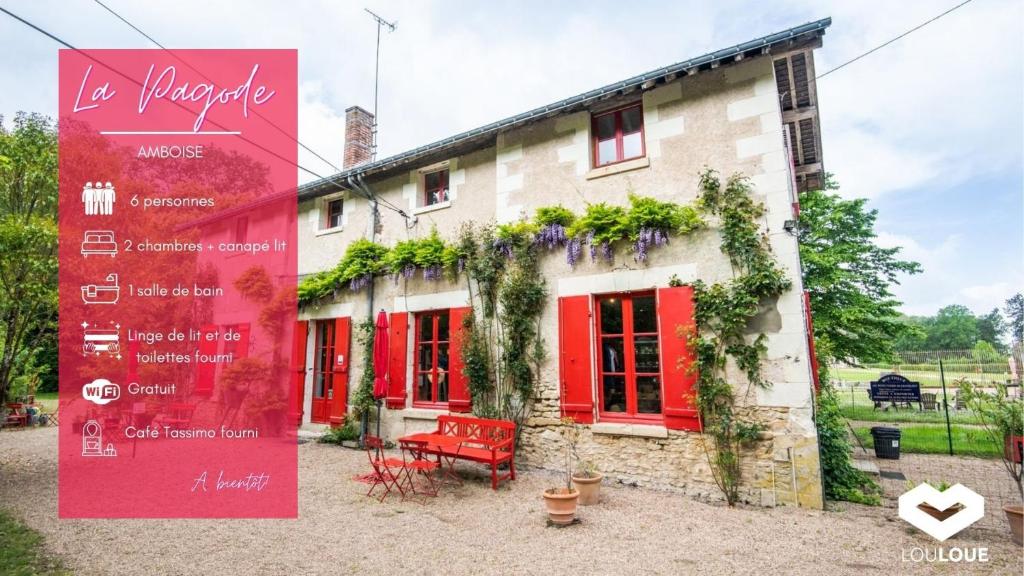 une maison avec des portes rouges et un panneau en face de celle-ci dans l'établissement The Chanteloup Pagoda, à Amboise