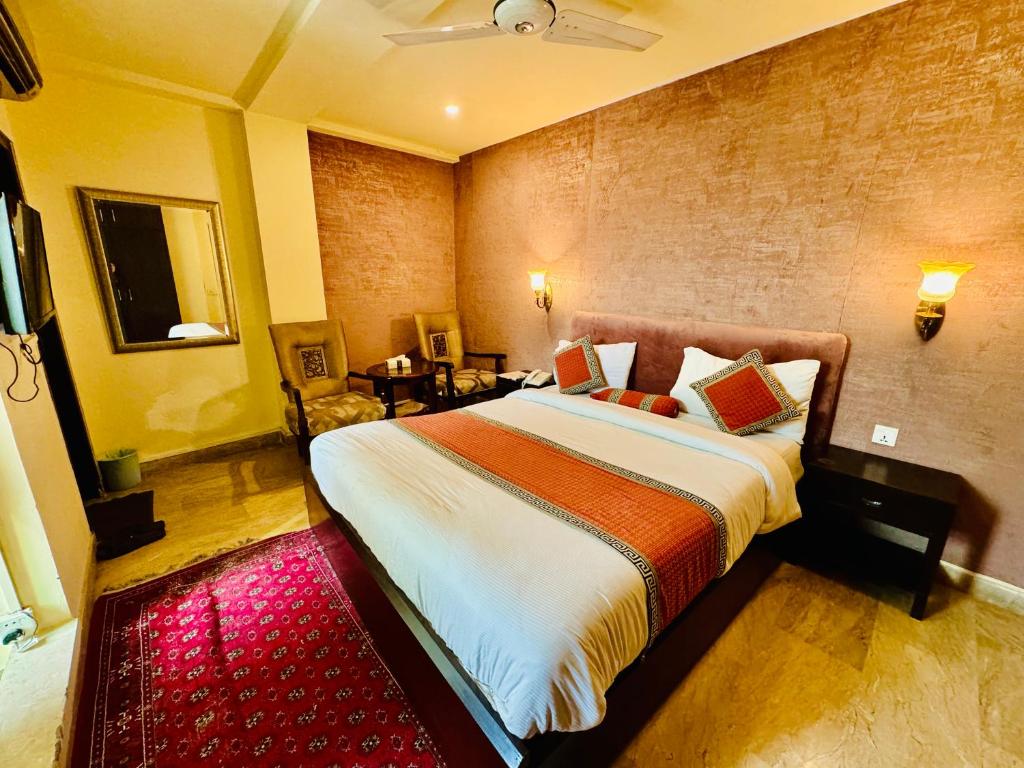 1 dormitorio con 1 cama grande en una habitación en Shelton Hotel Lahore, en Lahore