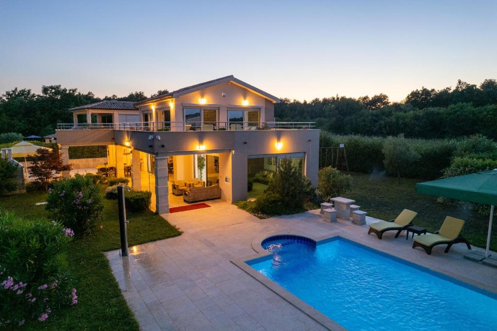 een huis met een zwembad voor een huis bij Villa Fantasia for 8 people with jacuzzi and private pool in Hreljići