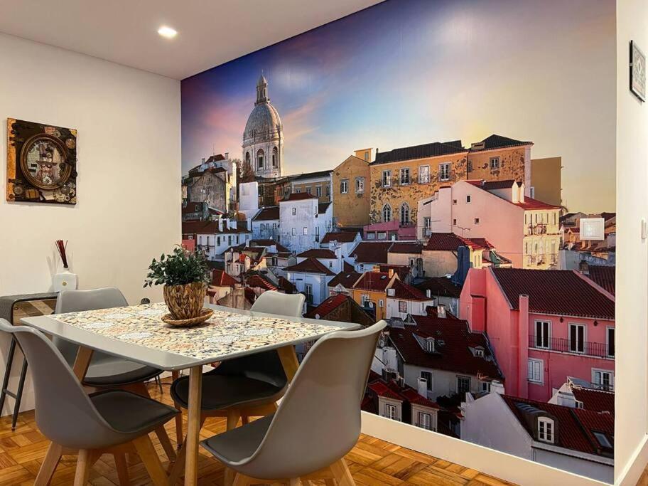 une salle à manger avec une table et une fresque murale représentant la ville dans l'établissement Garden 63 - Jardim da Parada - Campo de Ourique, à Lisbonne