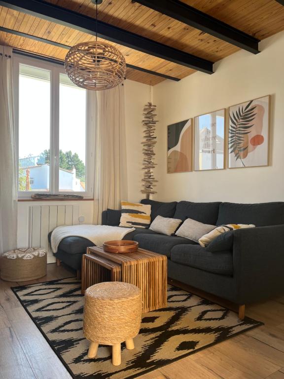 un salon avec un canapé et une table dans l'établissement Rayon de soleil, à La Baule