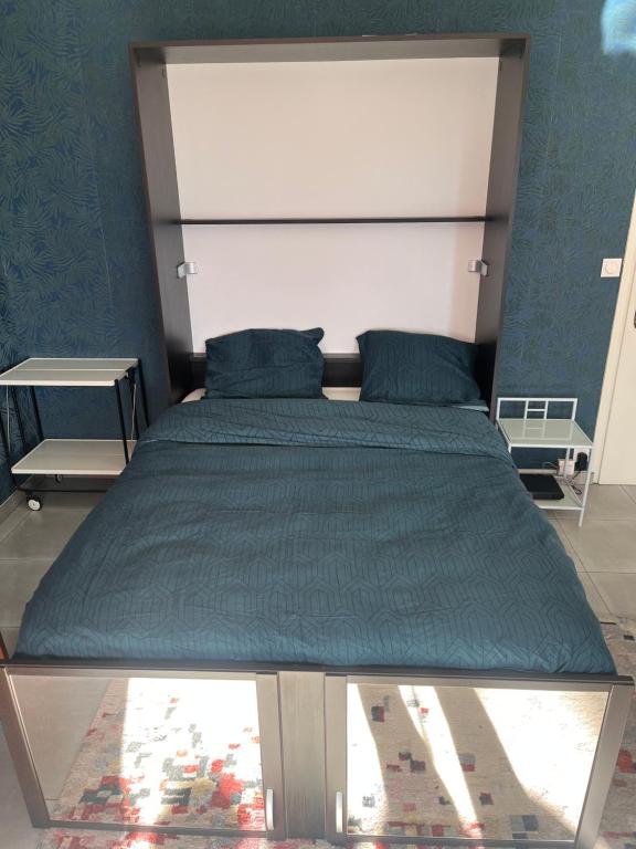 Grand T2 في أنيماس: سرير مع اللوح الأمامي كبير في غرفة النوم