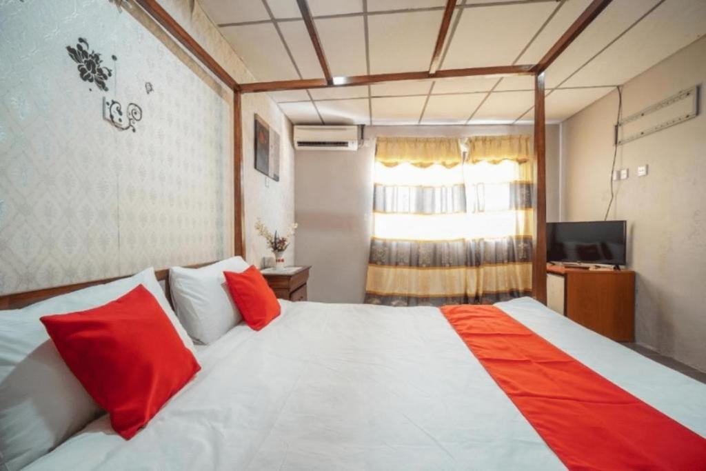 Postel nebo postele na pokoji v ubytování DJ Hotel Lumut