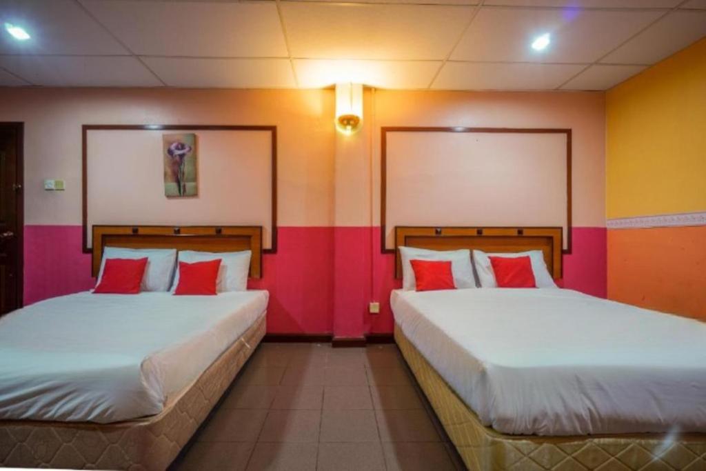 Postel nebo postele na pokoji v ubytování DJ Hotel Lumut