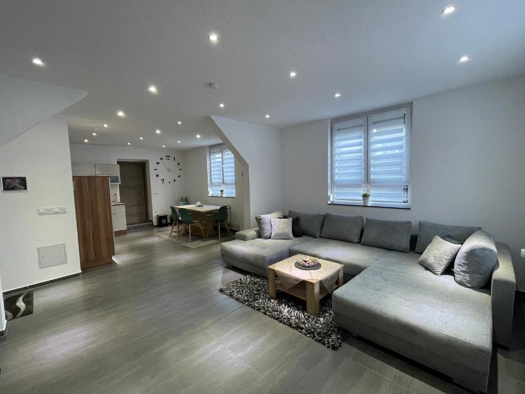 O zonă de relaxare la Maria's Ferienwohnung - Modernität trifft Eleganz