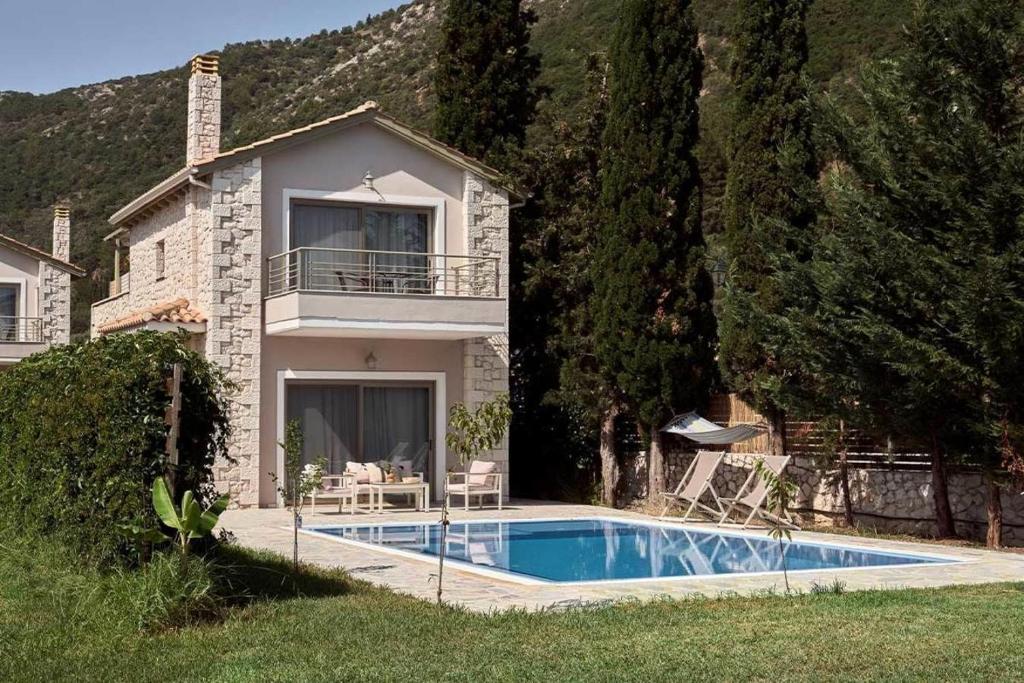 una casa con piscina delante en Avesta Private Villas - Niovi, en Vlikhón
