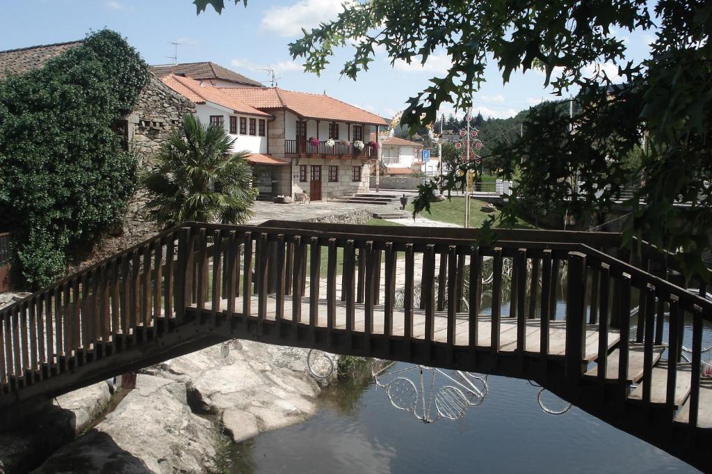 un puente de madera sobre un cuerpo de agua en Casa de Sao Cristovao, en Boticas
