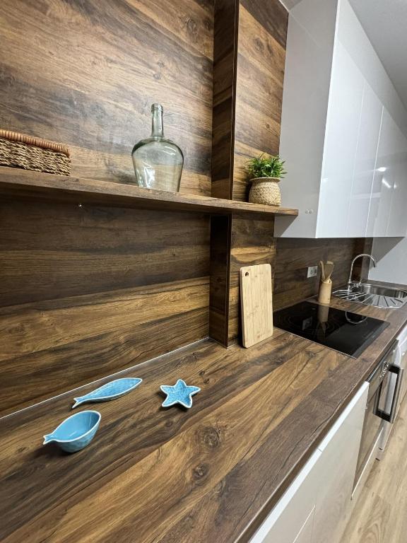 una cocina con encimera de madera con estrella de mar. en El balcón de Cabo de Palos, en Cabo de Palos