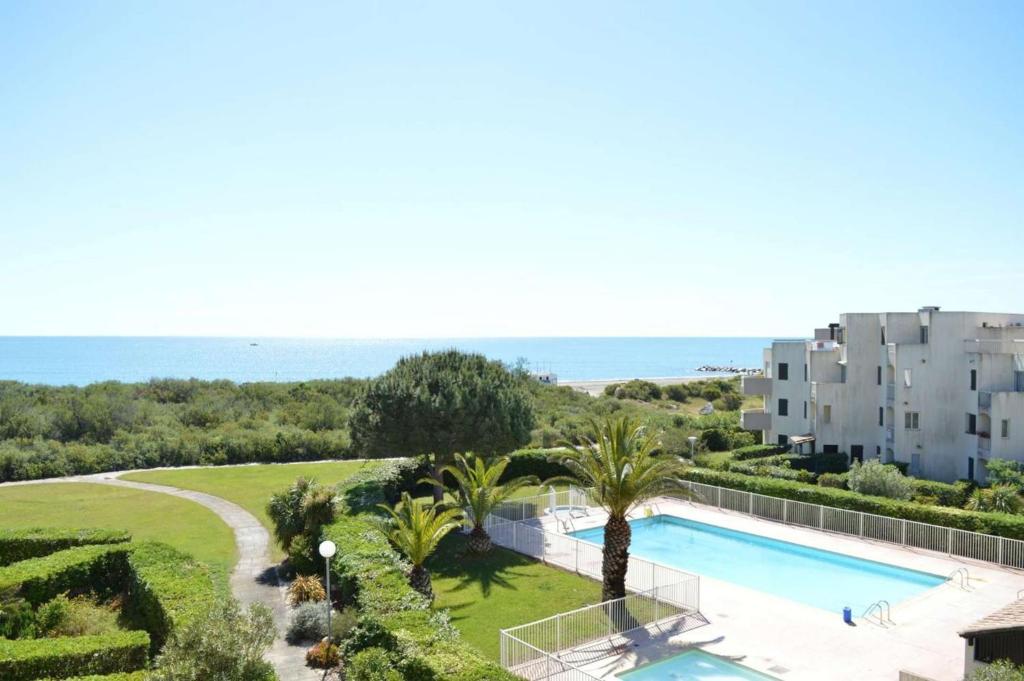 uma vista aérea de um resort com uma piscina em Charmant appartement T2 avec Balcon em Saint-Cyprien