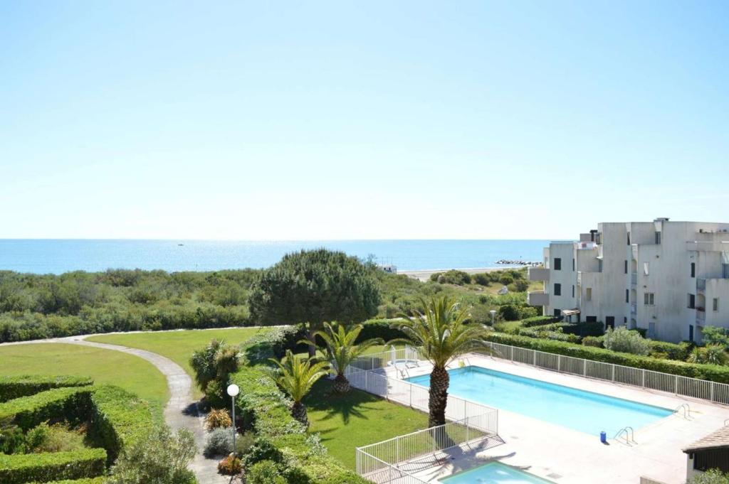 une vue aérienne d'un complexe avec piscine dans l'établissement Charmant appartement T2 avec Balcon, à Saint-Cyprien