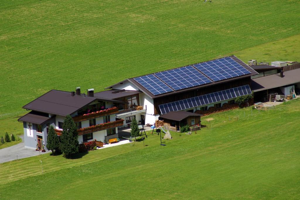 una vista aérea de una casa con paneles solares en el techo en Apartments Bauernhof Dismasn Hof, en Längenfeld