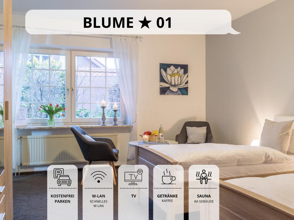 una habitación con una cama y un cartel que diga azul oh en Blumenvilla 1 mit begehbarer Dusche, Sauna und Garten, en Schneverdingen