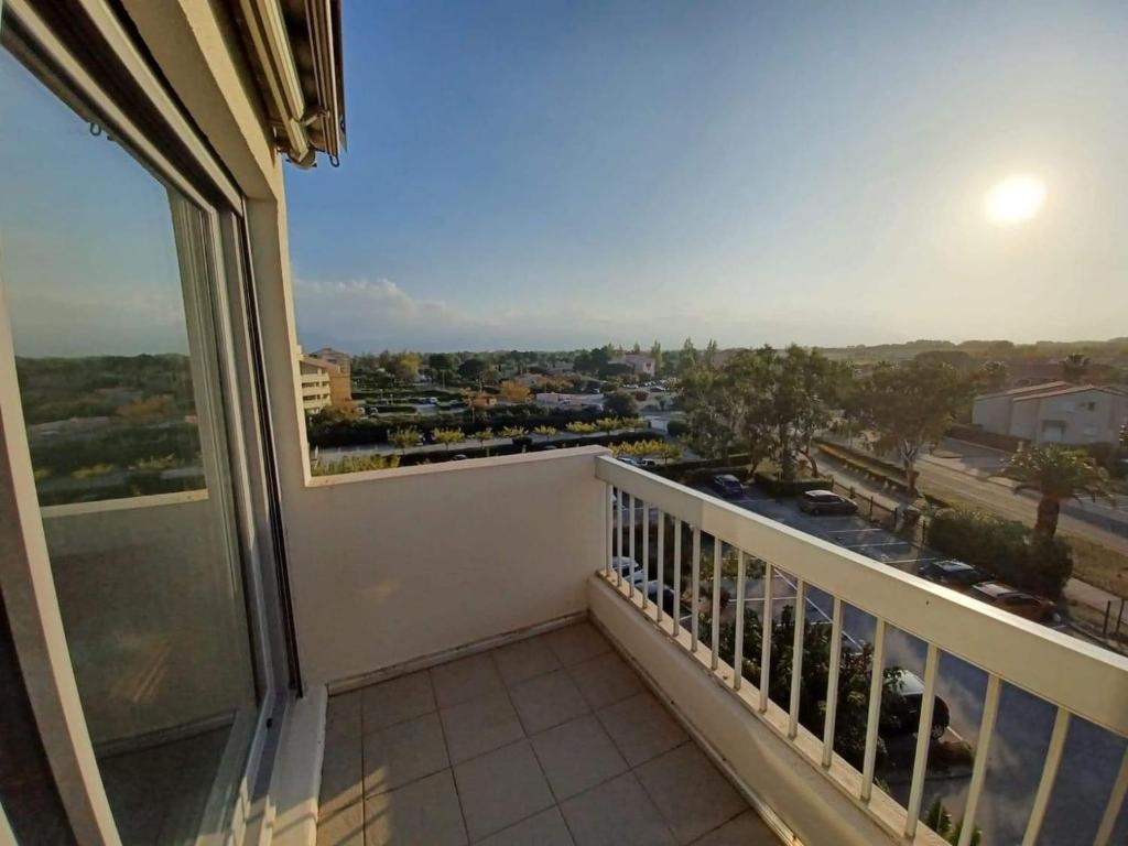 un balcon avec vue sur une ville dans l'établissement Appart mezzanine avec balcon Piscine, à Saint-Cyprien
