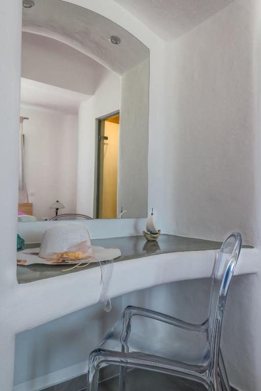 krzesło siedzące przed lustrem w obiekcie Aspronisi Luxury Villa with Caldera View w mieście Megalochori