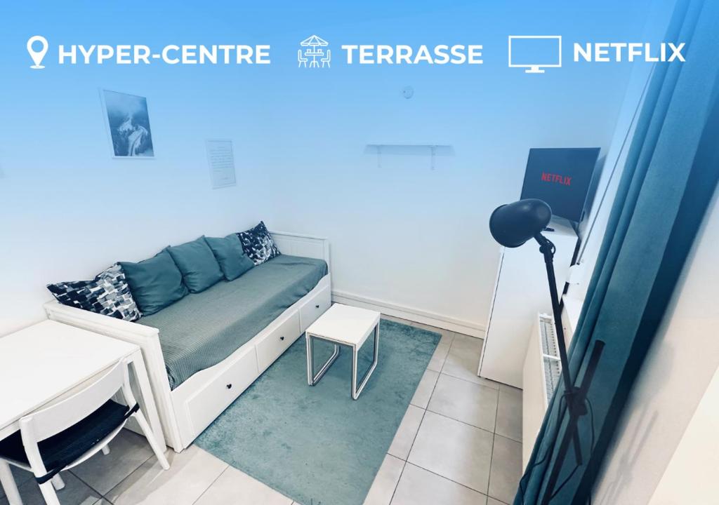 Cette petite chambre comprend un lit et une lampe. dans l'établissement Studio Lille stylé avec WiFi, terrasse, proche gares, à Lille