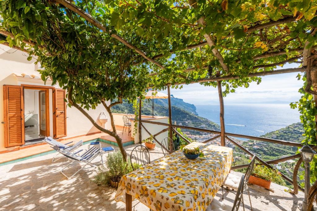 einen Tisch und Stühle auf einem Balkon mit Meerblick in der Unterkunft La CaPAnnetta in Ravello