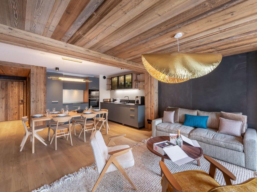uma sala de estar com um sofá e uma mesa em Appartement Méribel, 4 pièces, 6 personnes - FR-1-565-80 em Les Allues