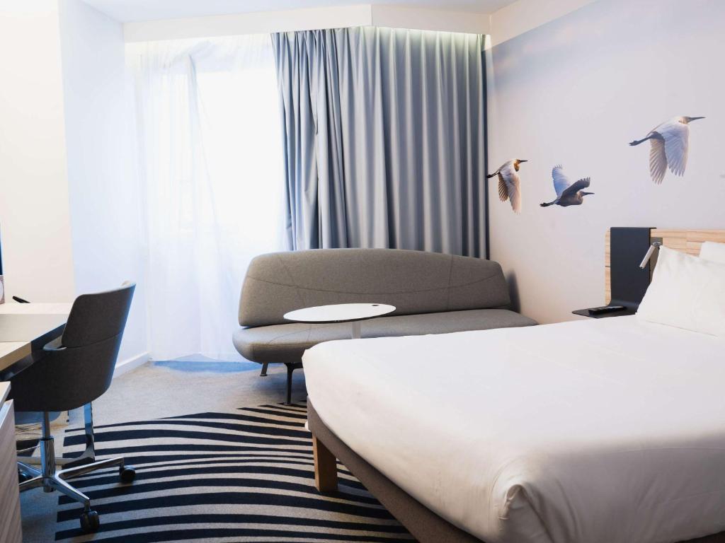 Postel nebo postele na pokoji v ubytování Novotel Valence Sud