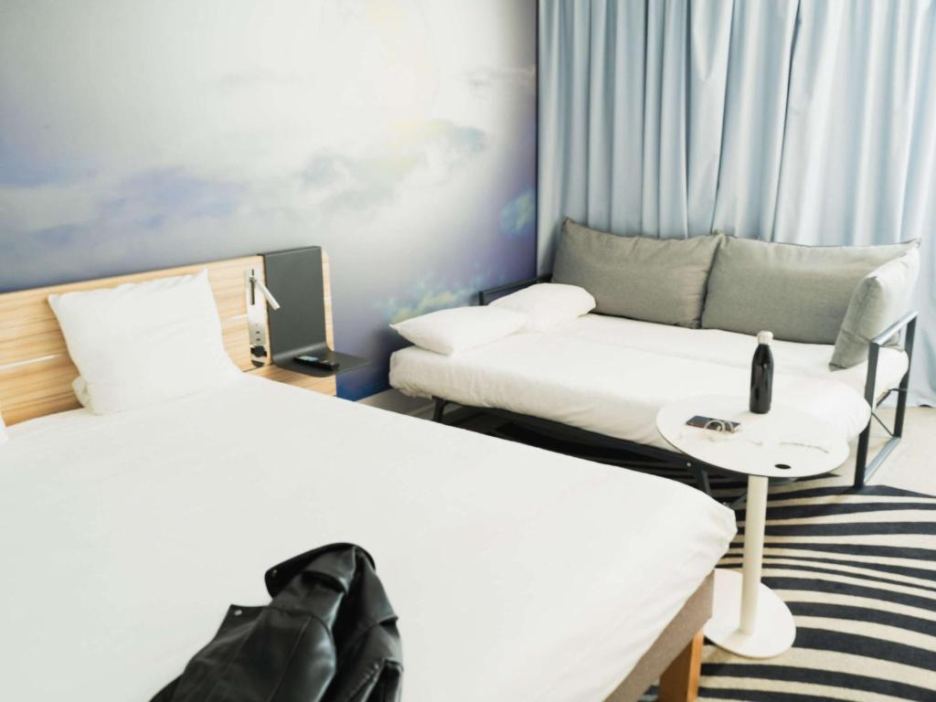Postel nebo postele na pokoji v ubytování Novotel Valence Sud