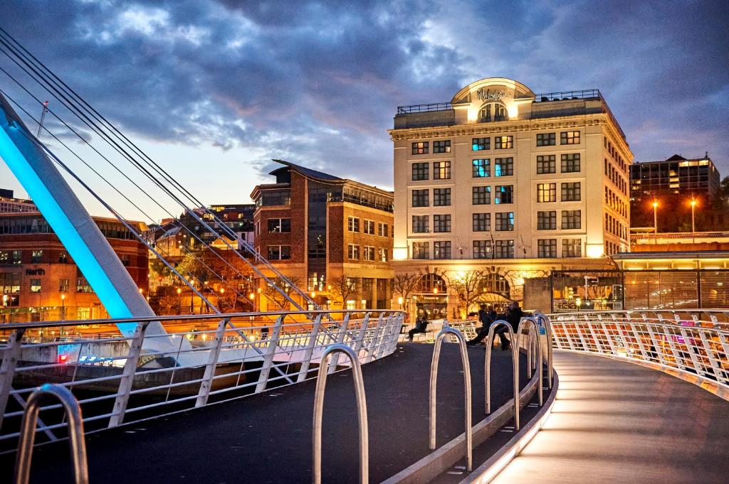 uma ponte numa cidade com um edifício em Malmaison Newcastle em Newcastle upon Tyne