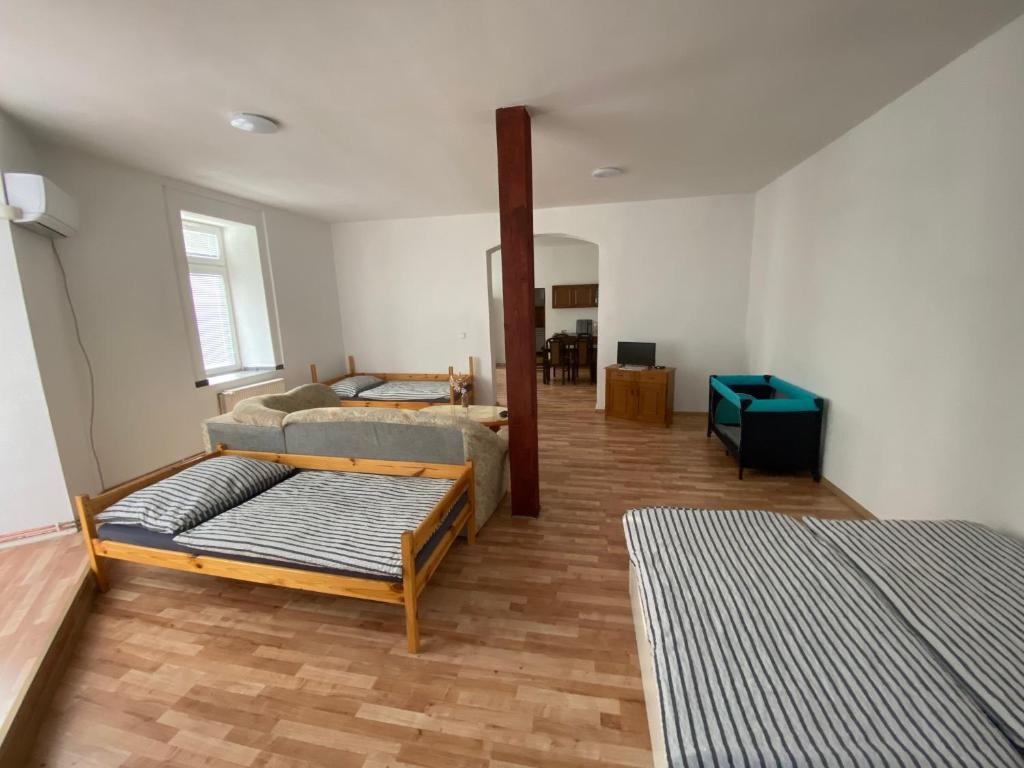 1 dormitorio con 2 camas y espejo en Apartmány Pražská en Ústí nad Labem