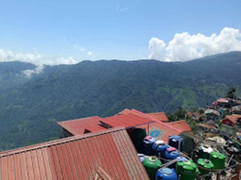 - une vue sur une ville avec des montagnes en arrière-plan dans l'établissement Shiv Inn Stay Darjeeling, à Darjeeling