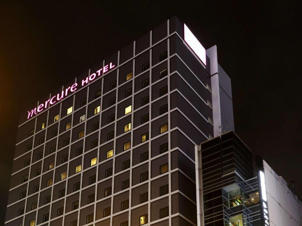un edificio con un cartel de hotel de Melbourne encima en Mercure Hotel Sapporo en Sapporo