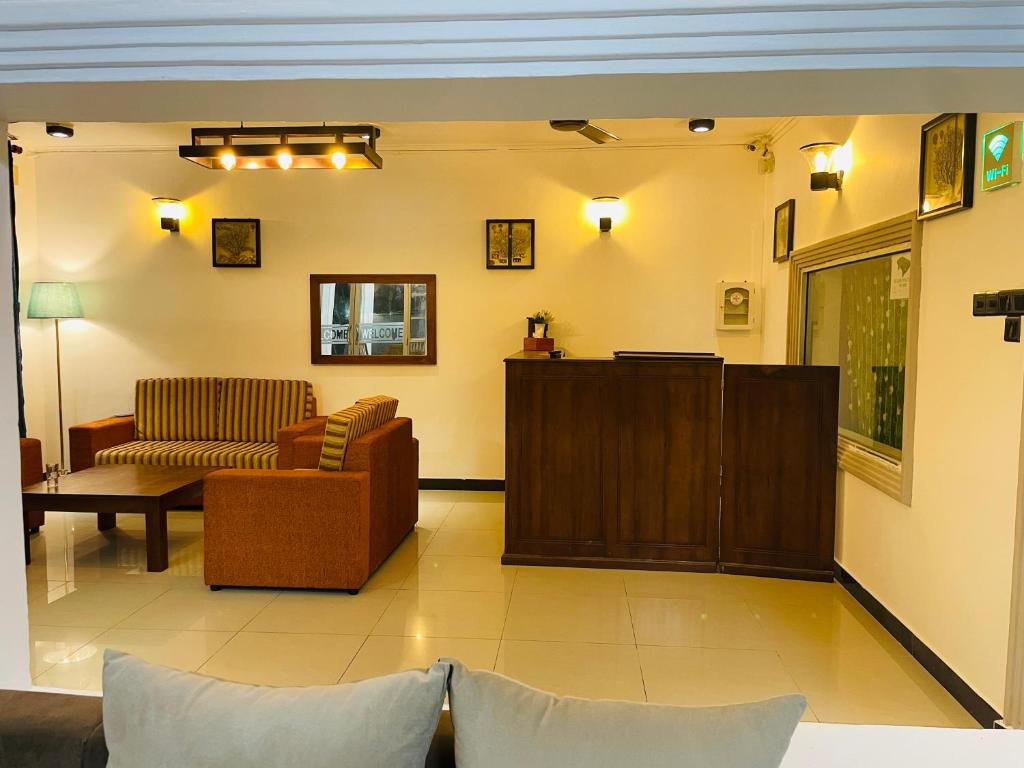 VIP Hotel And Villa في بيرووالا: غرفة معيشة مع أريكة وطاولة