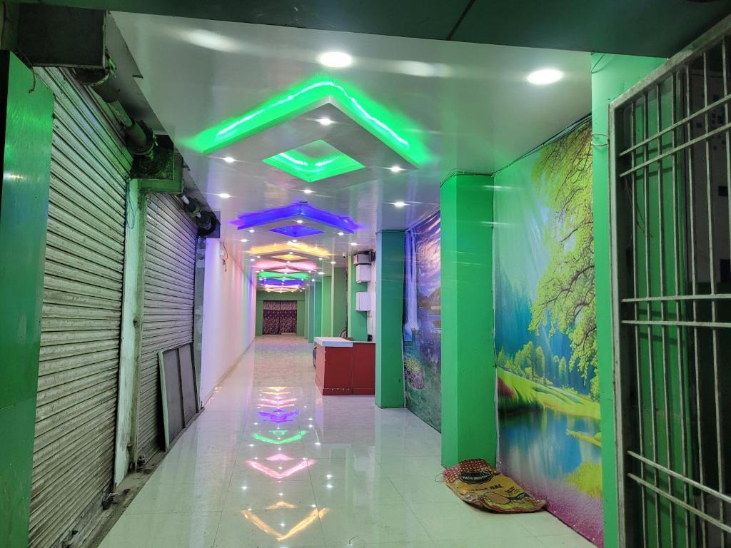 un couloir avec des lampes de néon dans un bâtiment dans l'établissement Hotel Samman, à Siwān