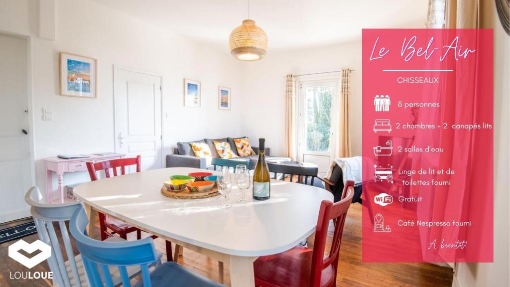 "Le BEL AIR de Chisseaux" in the heart of Touraine في Chisseaux: غرفة طعام مع طاولة بيضاء وكراسي