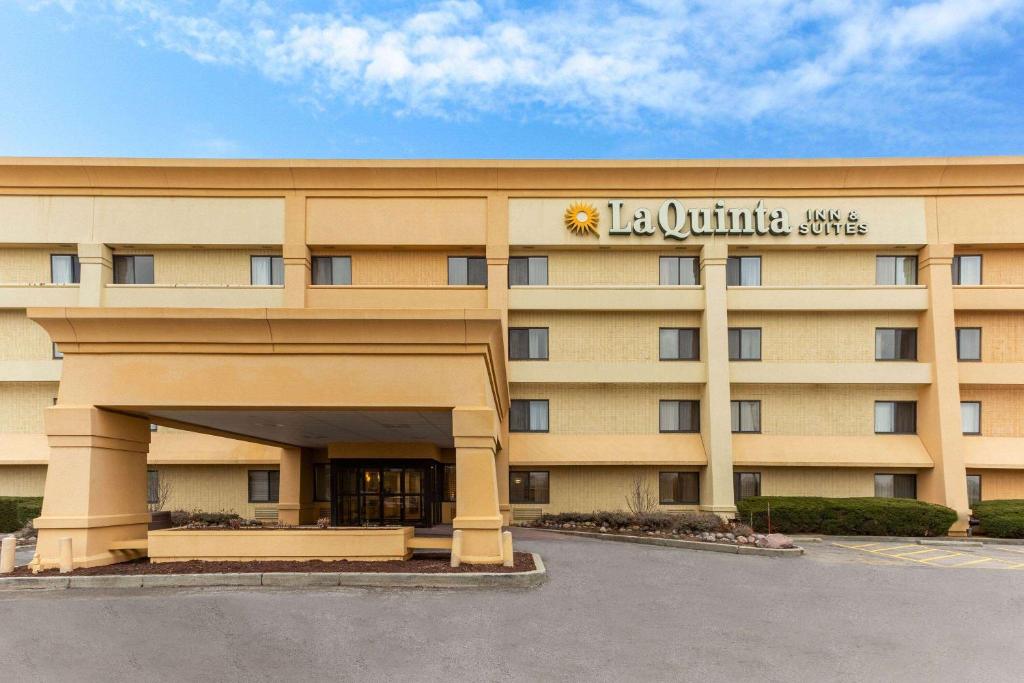 un edificio de hotel con un cartel en la parte delantera en La Quinta by Wyndham Chicago Gurnee, en Gurnee