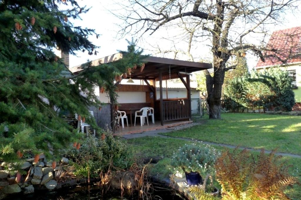 una casa con cenador en un patio en Ferienhaus im Spreewald - b46731, en Straupitz