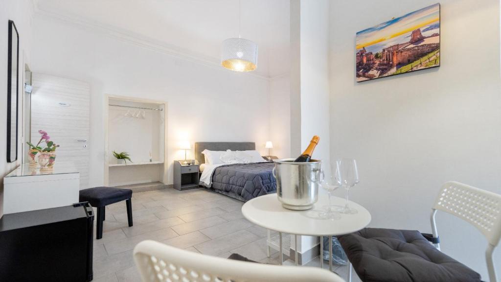 Кровать или кровати в номере Duomo Luxury Suite Catania