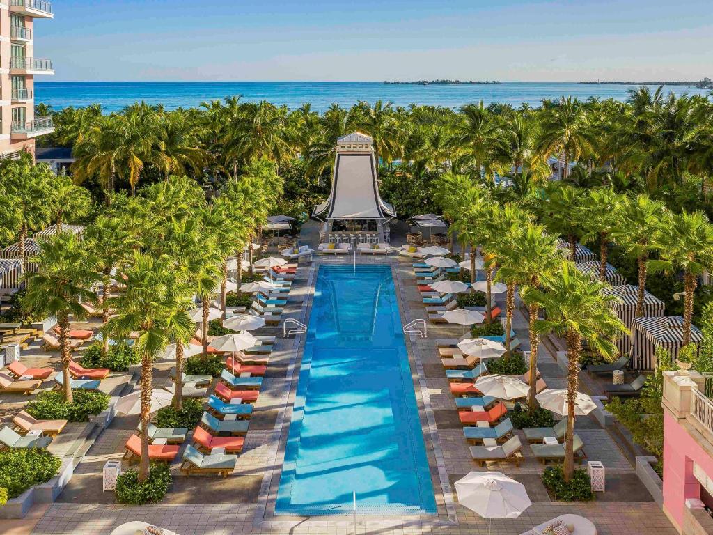 een luchtzicht op een zwembad van het resort met stoelen en palmbomen bij SLS at Baha Mar in Nassau