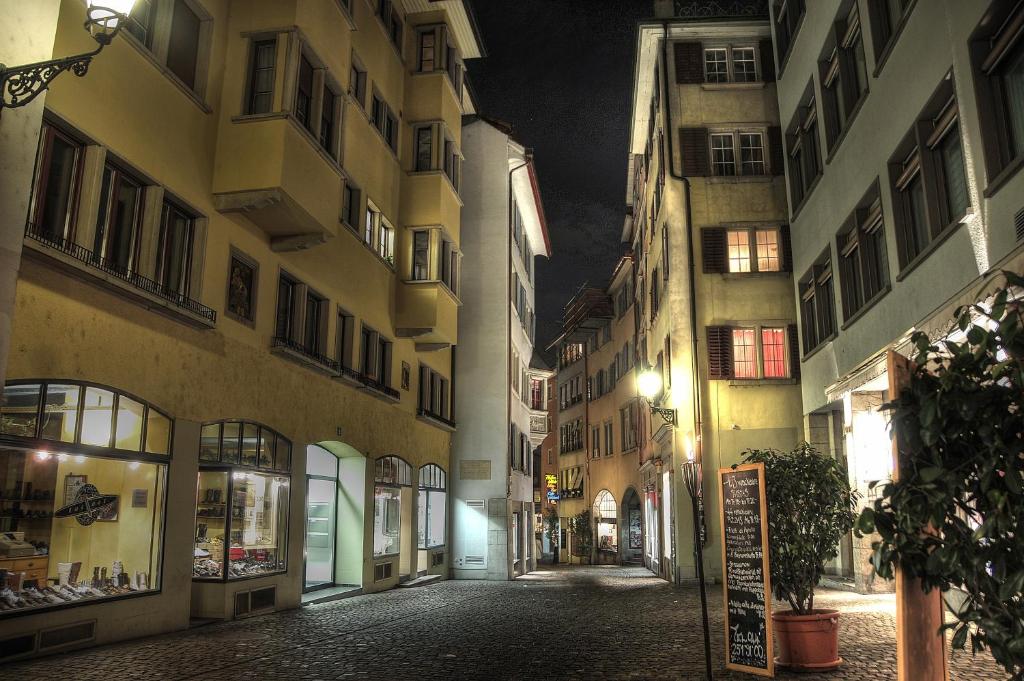 Zürich Niederdorf - Grossmünster - Resim 22