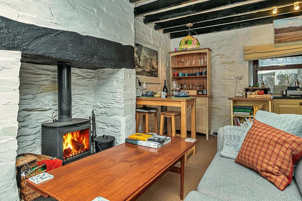 sala de estar con chimenea y sofá en Finest Retreats - Bwthyn Siabod, en Dolwyddelan