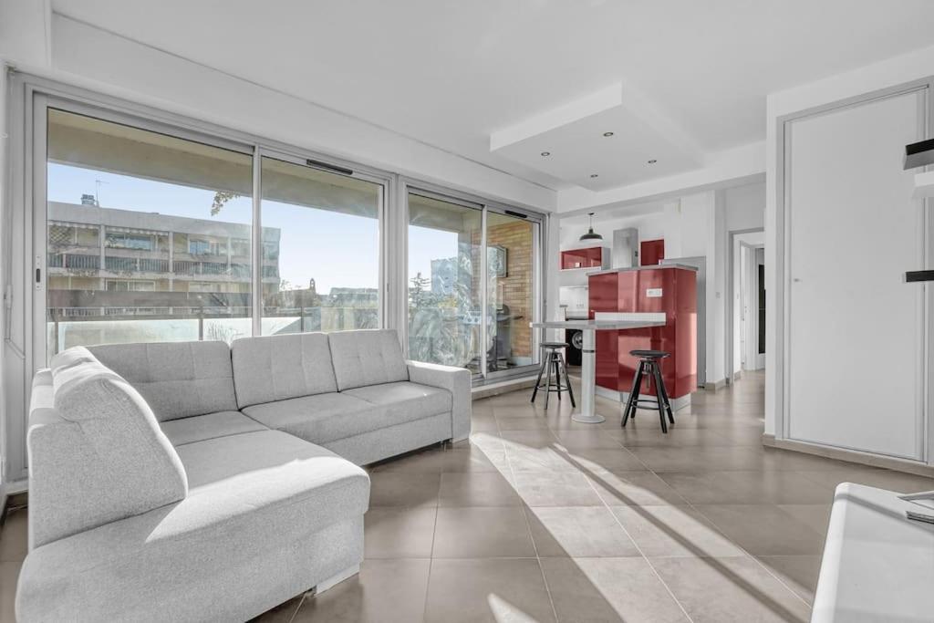 un salon avec un canapé et une cuisine dans l'établissement Toit des Rêves - Parking - Stadium, à Toulouse