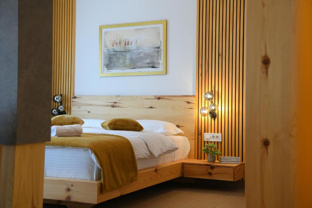 um quarto com uma cama com duas almofadas em Vila Ana em Kalesija