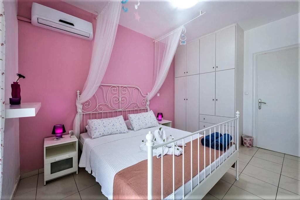 Postel nebo postele na pokoji v ubytování Xenos Villa 1