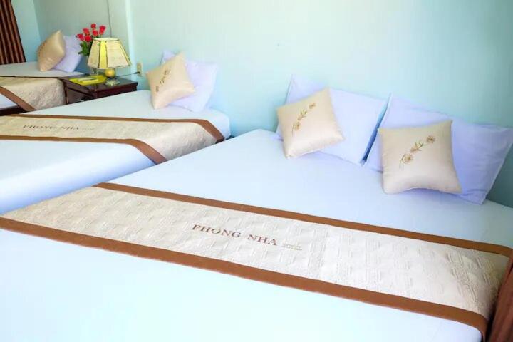 Tempat tidur dalam kamar di Phong Nha Hotel