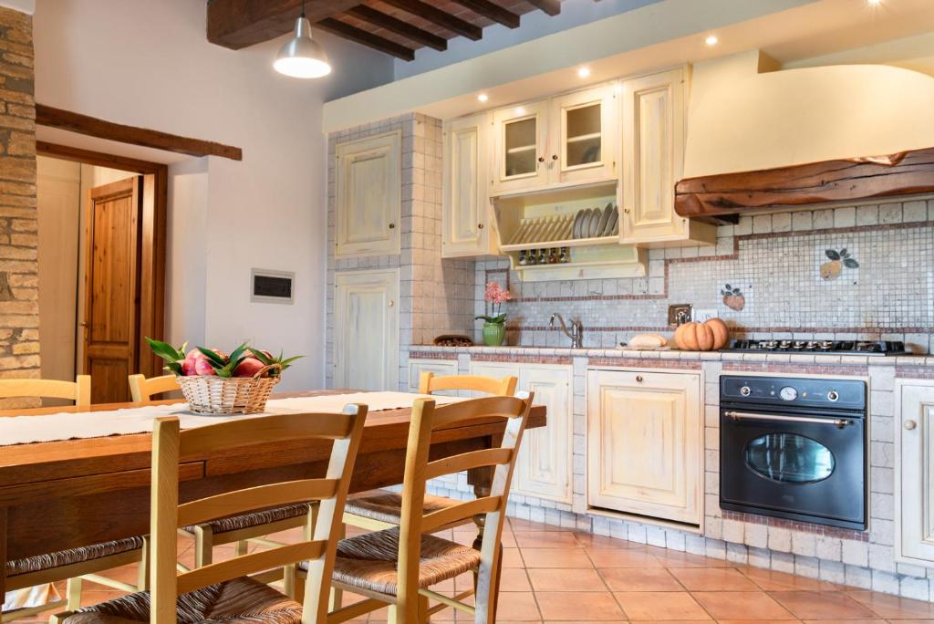 Kuchyňa alebo kuchynka v ubytovaní Agriturismo La Valle A Polvereto