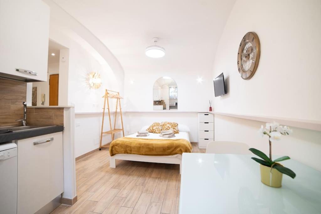 Una cocina blanca con una cama en una habitación en Locazione Turistica- Maxxi loft en Roma