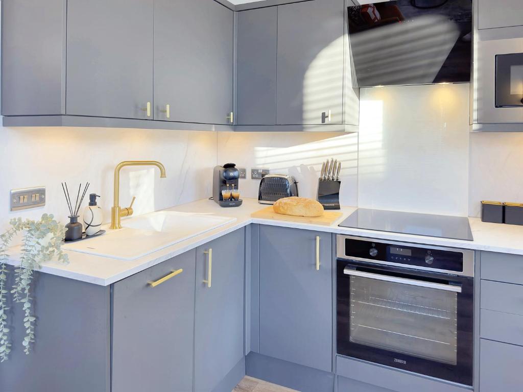 Harrogate House Apt 4 - Cheltenham Parade Loft 4