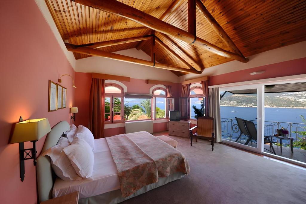 Schlafzimmer mit einem großen Bett und Meerblick in der Unterkunft Patara Prince Hotel & Resort - Special Category in Kalkan
