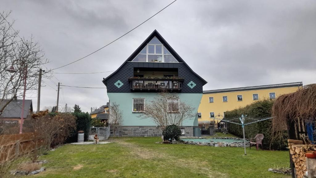 a house with a gambrel roof at Ferienwohnung im Traumhaus in Werda